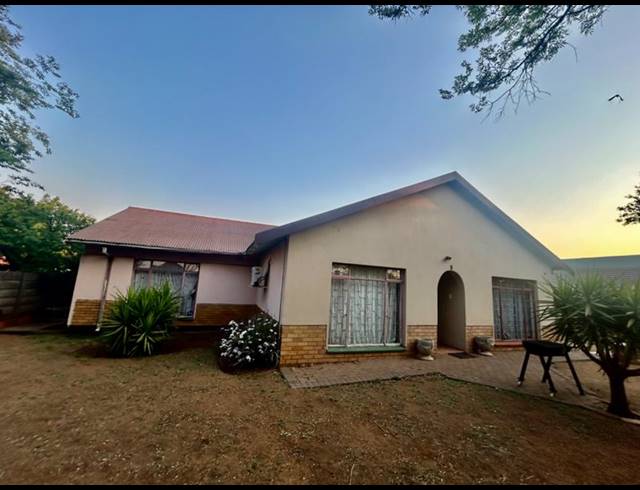 3 BEDROOM HOUSE FOR SALE IN VANDERBIJLPARK CE 2